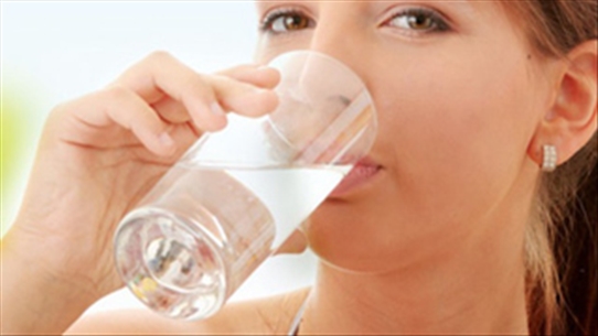 Lười uống nước khiến ngại làm "chuyện ấy", bạn đã biết chưa?