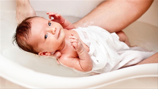 Nhiệt độ nước an toàn khi tắm cho trẻ nhỏ và những điều nên biết