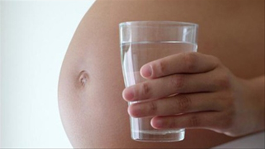 Mỗi ngày mẹ bầu uống bao nhiêu nước là đủ cho cơ thể?