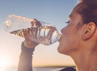 5 cách uống nước sai lầm khiến bạn càng uống càng khát