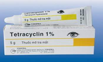 Ðừng dùng mỡ tra mắt tetracyclin khi bị nứt nẻ tay chân