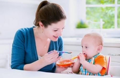 Nguyên tắc cho ăn và chế biến thức ăn bổ sung mẹ nên biết