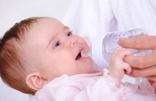 Sử dụng nước cho trẻ ăn uống: Bố mẹ cần thông thái hơn!