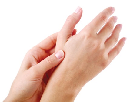 Nguyên nhân nào gây nên tình trạng tê nhức chân tay?