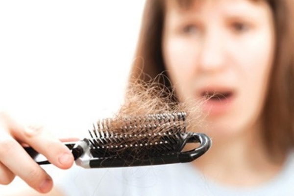 Nguyên nhân khiến tóc rụng từng búi vào mùa đông ít ai biết