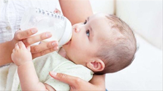 Pha chung sữa mẹ với sữa công thức cho trẻ: Không nên!