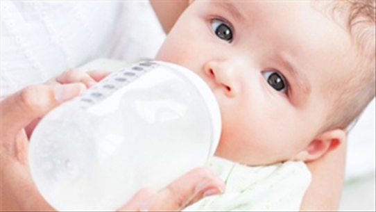Một số so sánh nuôi con bằng sữa mẹ và sữa công thức