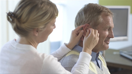 Nghễnh ngãng: Dấu hiệu suy giảm thính lực ở người già