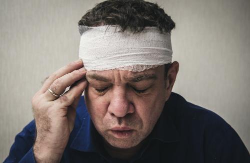 Liệt kê 4 dấu hiệu cảnh báo nguy hiểm sau chấn thương vùng đầu