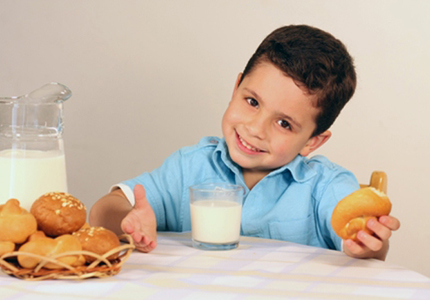 Có phải uống sữa nhiều thì trẻ nhỏ sẽ phát triển chiều cao không?