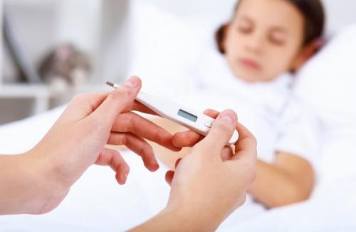 Chuyên gia đưa ra cách xử lí an toàn khi trẻ bị sốt