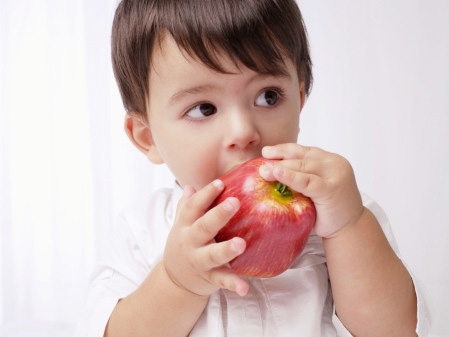 Mách nhỏ 5 lý do bạn nên cho con trẻ ăn táo hàng ngày