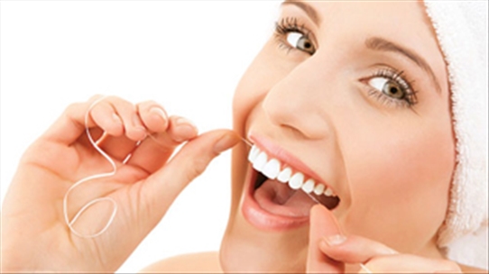 Dùng chỉ nha khoa không đúng cách: Hại lợi hại răng
