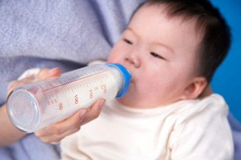 Bình sữa có BPA: Có thể làm trẻ em biến đổi giới tính