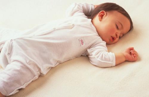 Cần cho con ngủ bao nhiêu tiếng một ngày để chân dài như ý?