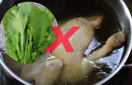 Tại sao nên bỏ thói quen dùng nước luộc gà nấu canh rau cải?
