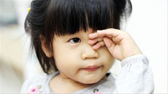 Biện pháp sơ cứu đúng cách khi trẻ bị chấn thương ở mắt