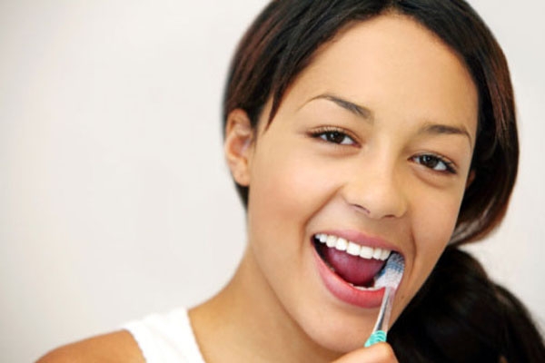 Cảnh báo: Hủy hoại hàm răng vì thói quen đánh răng sai lầm