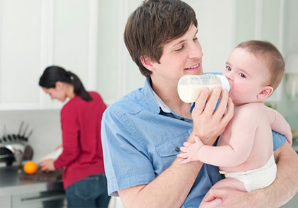Pha sữa bột cho bé: Những sai lầm mà mẹ nào cũng mắc phải