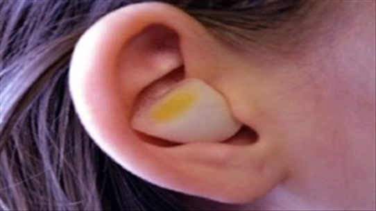 Điều gì xảy ra nếu đặt một củ hành vào tai, bạn có biết?