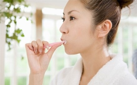 Đánh răng trước khi ăn sáng, sai lầm gây hại sức khỏe