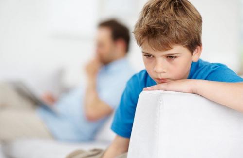 Những thói quen xấu của bố mẹ làm hỏng tương lai con trai