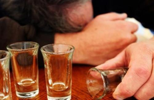 Ngộ độc rượu: Sai lầm cả khi uống lẫn khi giải rượu nhiều người mắc phải