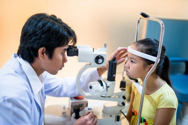 Trẻ nheo mắt liên tục: Không khám sớm sẽ để lại hậu quả vô cùng nặng nề