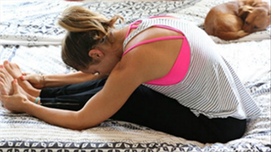 Ngủ ngon hơn nhờ 5 động tác yoga tại giường cực dễ
