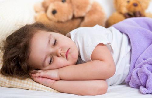 Trẻ đi ngủ muộn và trở người suốt đêm có tốt không?