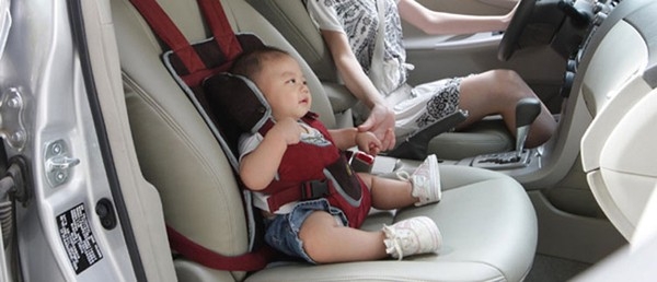 Những nguy hiểm khi trẻ em ngồi ôtô cha mẹ nhất định nên biết