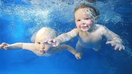Dạy bé học bơi và những điều cha mẹ nhất định nên biết