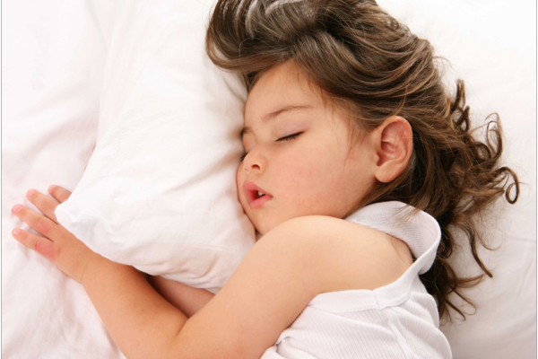 Những lý do thuyết phục bạn không nên cho trẻ nhỏ ngủ với gối