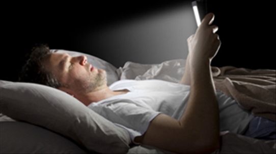Đừng bao giờ đọc sách điện tử trước khi đi ngủ vì những lý do này!