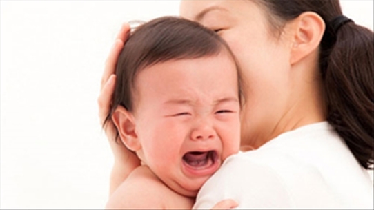 Khi trẻ khóc không ngừng, cha mẹ nên xử trí ra sao?