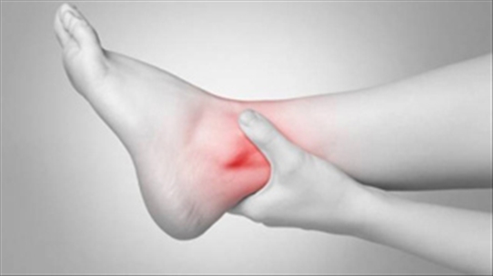Chườm nóng lưng và gối khi bị đau gót chân như thế nào?
