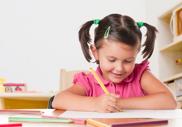 Hướng dẫn tư thế ngồi học đúng và cách cầm bút cho trẻ