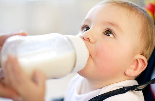 Làm sao để bé chịu bú sữa khi thức giúp tăng cân nhanh?