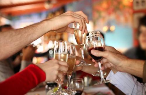 Uống rượu khai xuân: Làm sao để biết điểm dừng trên bàn nhậu?