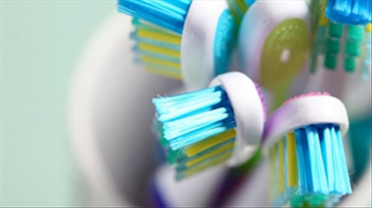 Cách vệ sinh để bàn chải đánh răng không là ổ vi trùng
