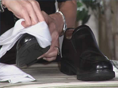 Cách vệ sinh giày da tại nhà sạch bóng và đẹp miễn chê