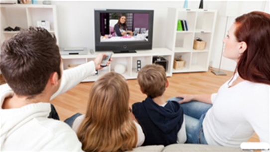 Cảnh báo: Cách cha mẹ xem ti vi ảnh hưởng trực tiếp tới trẻ nhỏ