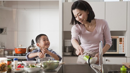 Cách dạy trẻ nấu ăn để học cách yêu thương gia đình