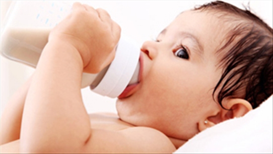 Cảnh báo: Không trộn bột dặm vào sữa cho trẻ 2 tháng tuổi
