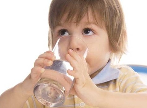 Ý kiến của các chuyên gia sức khỏe về vấn đề an toàn trong thức uống cho trẻ