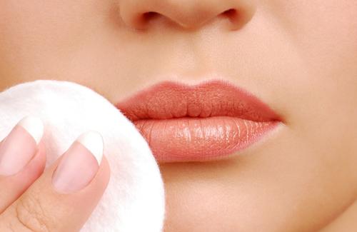 Chăm sóc toàn diện đôi môi với 2 bước làm sạch và tẩy tế bào chết