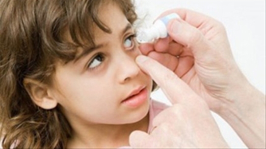 Cách sơ cứu và phòng tránh chấn thương mắt cho trẻ