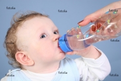 Cách nhận biết trẻ nhỏ bị thiếu nước và nên cho trẻ uống thế nào?