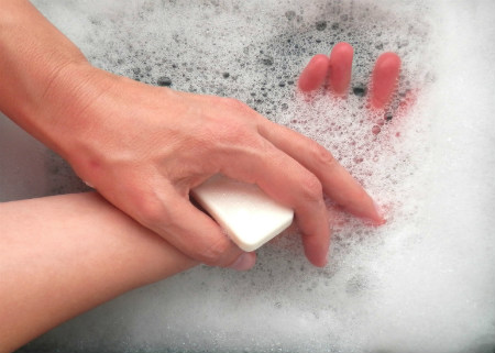 Khi bị hắc lào có nên tắm bằng xà phòng hay không?