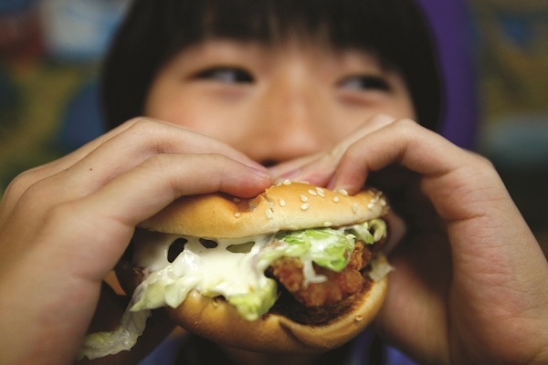 Cha mẹ có nên cho trẻ ăn fast food thường xuyên hay không?
